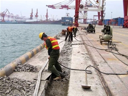 青岛港QQCT拖缆槽现场安装