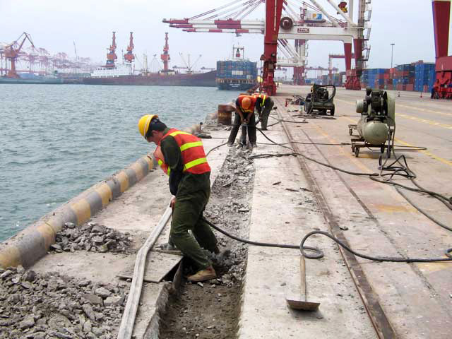 青岛港QQCT拖缆槽现场安装
